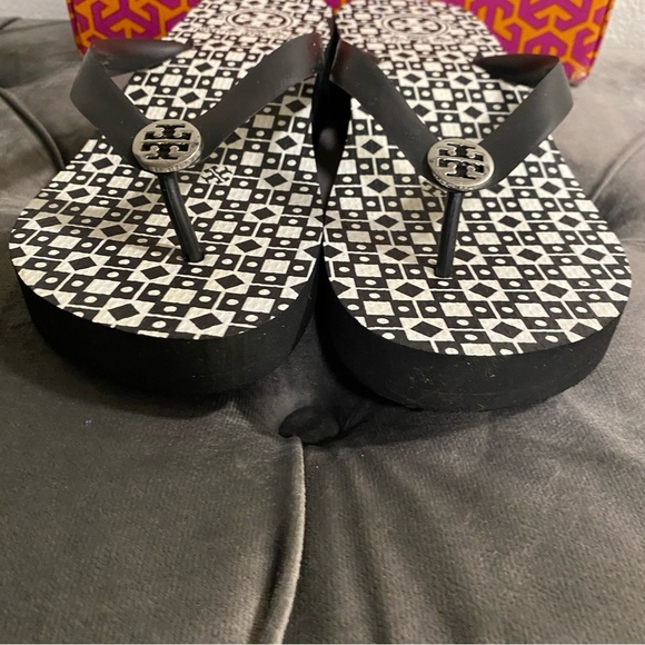 EUC Tory Burch Rubber Wedge Flip Flop - Size 9B - Picture 8 of 8